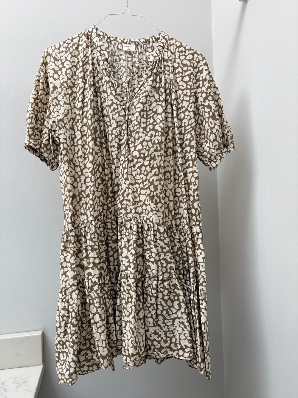 H&M Beige and White Short Sleeve Tiered Mini Dress
